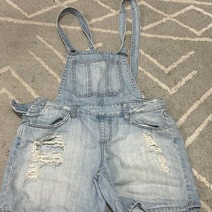 Distressed short overalls